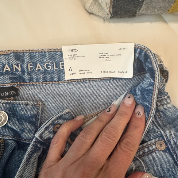 AE Distressed Mom Jean - Picture 4 of 7